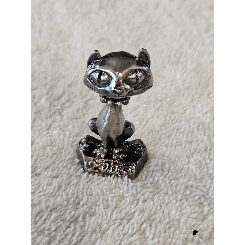 2005 Pewter Cute Cat Figurine, Size 1 3/4